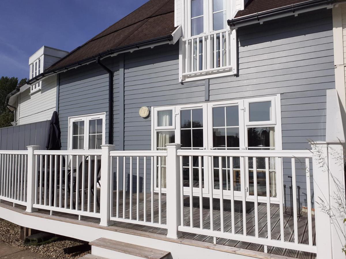Nyhavn Lakeside Cottage Cirencester Exterior photo