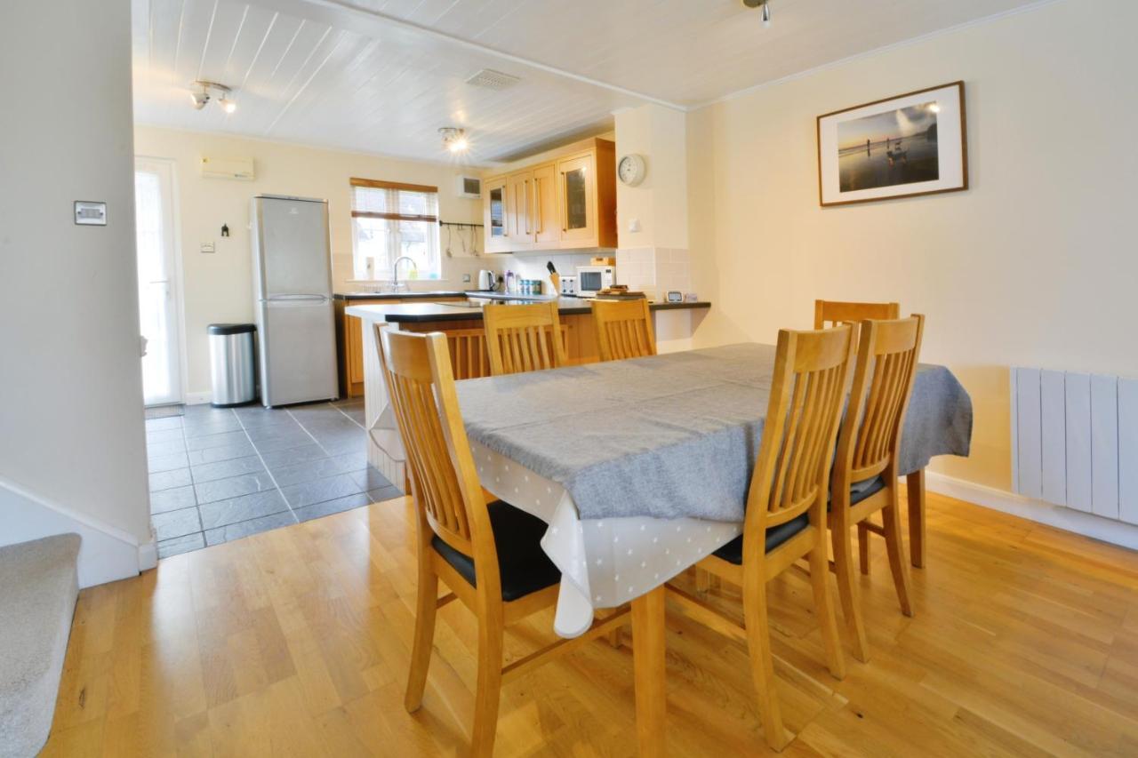 Nyhavn Lakeside Cottage Cirencester Exterior photo
