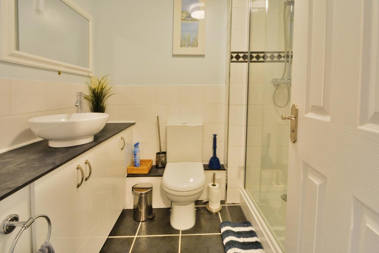 Nyhavn Lakeside Cottage Cirencester Exterior photo
