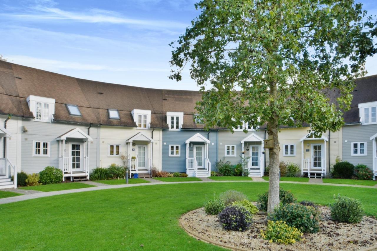 Nyhavn Lakeside Cottage Cirencester Exterior photo