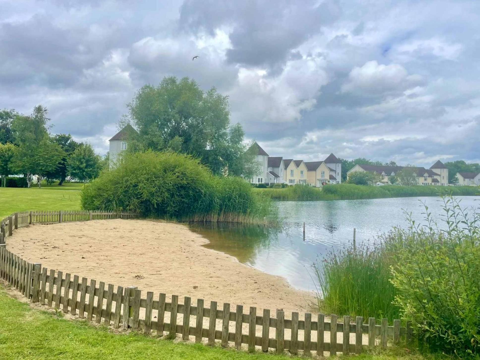 Nyhavn Lakeside Cottage Cirencester Exterior photo