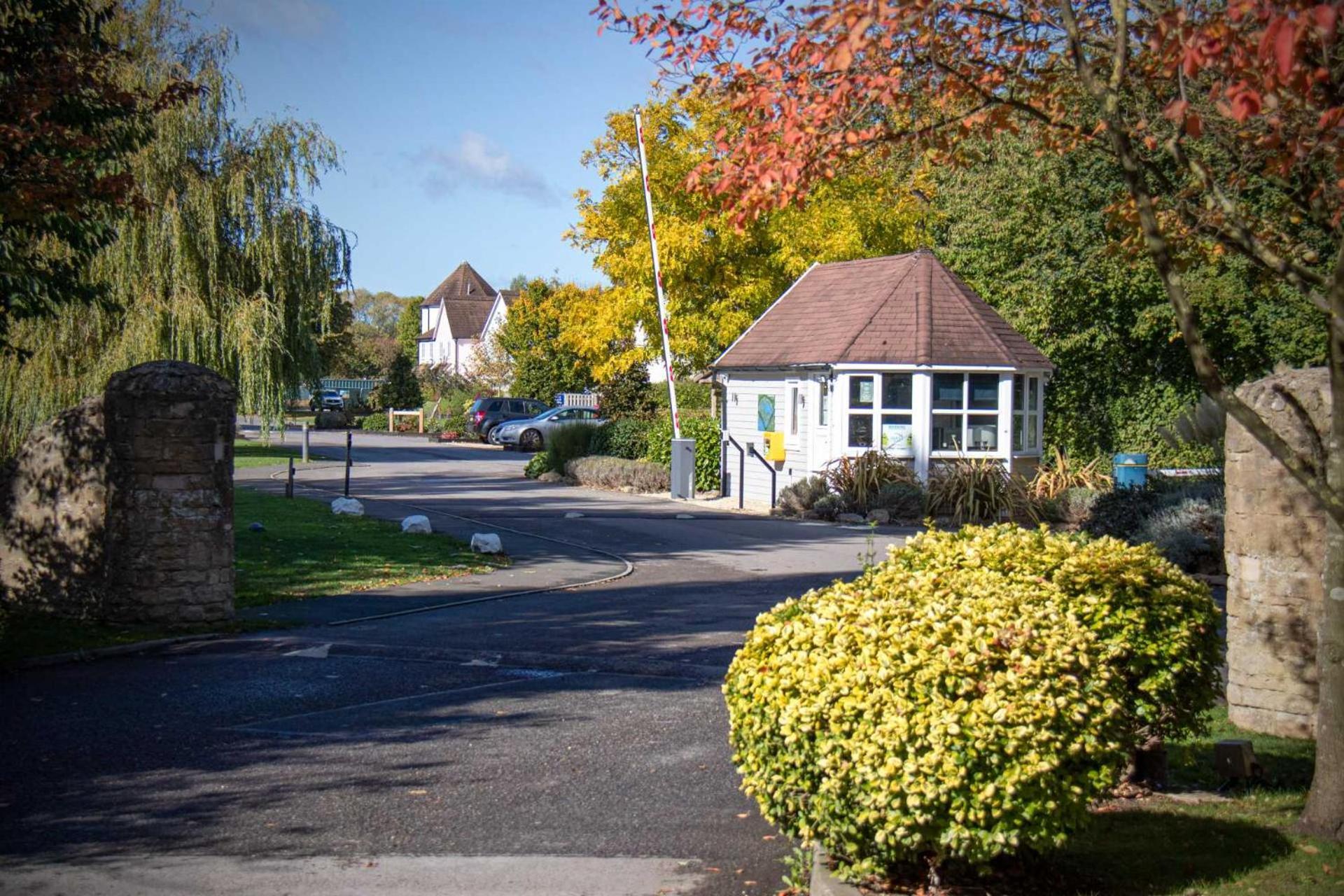 Nyhavn Lakeside Cottage Cirencester Exterior photo