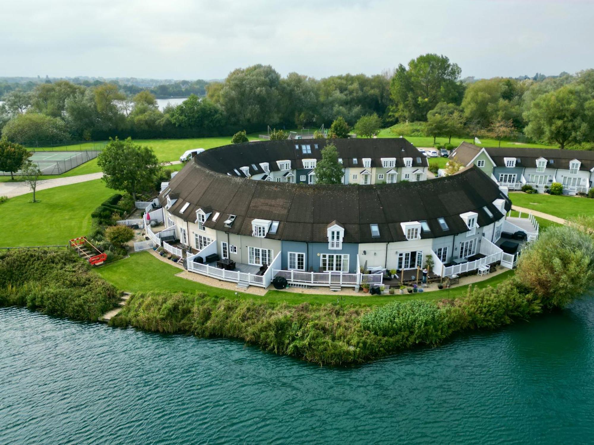 Nyhavn Lakeside Cottage Cirencester Exterior photo