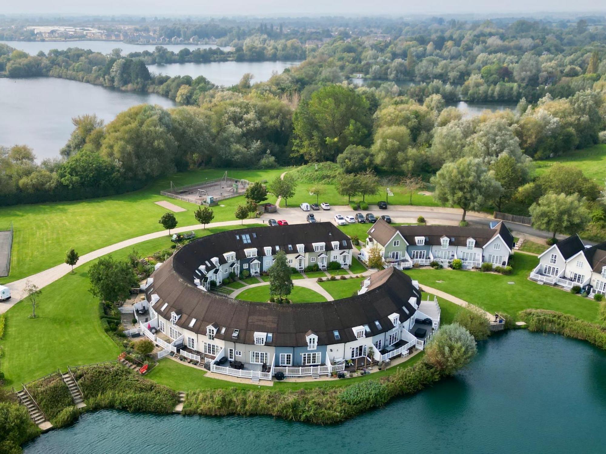 Nyhavn Lakeside Cottage Cirencester Exterior photo