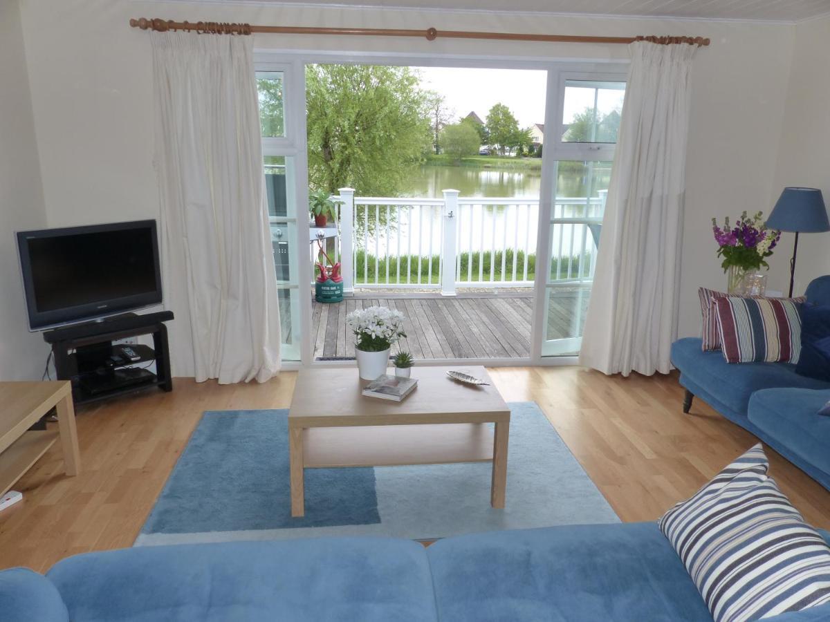 Nyhavn Lakeside Cottage Cirencester Exterior photo