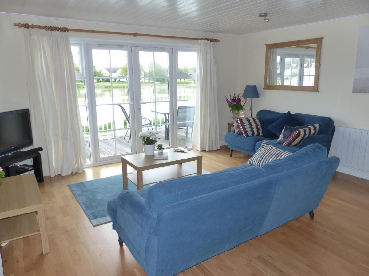 Nyhavn Lakeside Cottage Cirencester Exterior photo